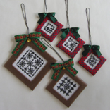 [窓辺のｵｰﾅﾒﾝﾄ] ｽﾃｯﾁｲﾃﾞｰvol.20ｸﾘｽﾏｽｽﾃｯﾁｺﾝﾃｽﾄ入選 窓辺に飾り、柔らかな光と彩りを楽しめるように、麻布の透け感を生かした一重のｵｰﾅﾒﾝﾄです。