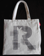 [stitch by stitch] 第11回ROOTOTEﾄｰﾄ･ｱｽﾞ･ｷｬﾝﾊﾞｽ ﾃﾞｻﾞｲﾝｱﾜｰﾄﾞ準ｸﾞﾗﾝﾌﾟﾘ受賞 複雑そうに見えますが、実は、ｼﾝﾌﾟﾙな並縫いだけで構成されています。ｷｬﾝﾊﾞｽ地の織り目に合わせて、縦・横・斜めにひたすら並縫い・・・。　表目と裏目の位置によって変化する模様の面白さを生かしてﾃﾞｻﾞｲﾝしました。