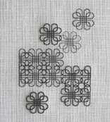 [heart pattern1] 単純な形を組み合わせて考案したﾊｰﾄの花のﾊﾟﾀｰﾝ。PCでﾊﾟﾀｰﾝを考案中に、ｺﾋﾟｰ&ﾍﾟｰｽﾄでいくつも重ねてみたら、思いがけず可愛いﾃﾞｻﾞｲﾝができました。