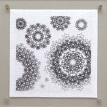 [interlocking pattern] ﾏｶﾞｼﾞﾝﾗﾝﾄﾞ 第4回 手芸&ｸﾗﾌﾄ展｢贈る｣ｺﾝﾃｽﾄ 最優秀賞 受賞  ﾌﾞﾗｯｸﾜｰｸの裏表を同一に刺す技法で、雪の結晶のような形を繰り返しｽﾃｯﾁしました。1つの形を反転や拡大して重ねることで、複雑に糸が交わり、繊細な模様が浮かび上がります。