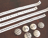 <b>[Buttons&Ribbons]</b><br>P58のBORDERを刺したボタンとリボンです。中途半端に残ってしまった布で、手軽に作ることができます。