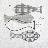 <b>[fish] －blackwork(ﾌﾞﾗｯｸﾜｰｸ)の刺しゅう作品－</b><br>さかなをｼﾝﾌﾟﾙなﾃﾞｻﾞｲﾝにしました。糸の太さとﾊﾟﾀｰﾝの変化でｸﾞﾗﾃﾞｰｼｮﾝをつけています。