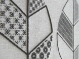 <b>[leaf] －blackwork(ﾌﾞﾗｯｸﾜｰｸ)の刺しゅう作品－</b><br>Closed Diagonal Darning は、見る角度によって色の濃さや葉脈の現れ方が変化するように、右側は横向きに、左側は縦向きに刺しています。