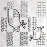 <b>[bird] －blackwork(ﾌﾞﾗｯｸﾜｰｸ)の刺しゅう作品－</b><br>花の向きや並べ方を変えて、ﾊﾟﾀｰﾝを変化させました。同じ形の繰り返しでも、工夫次第で楽しさが広がります。