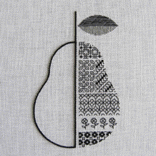 <b>[pear] －blackwork(ﾌﾞﾗｯｸﾜｰｸ)の刺しゅう作品－</b><br>著書｢BLACK WORK｣に掲載のﾊﾟﾀｰﾝを組み合わせて、洋梨の片側を埋めました。