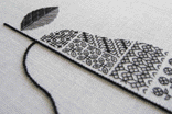 <b>[pear] －blackwork(ﾌﾞﾗｯｸﾜｰｸ)の刺しゅう作品－</b><br>太いﾗｲﾝはWhipped chain stitch。葉のｽﾃｯﾁはClosed Diagonal Darning。見る角度によって葉脈がはっきり現れます。