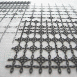 <b>[variable pattern-1] －blackwork(ﾌﾞﾗｯｸﾜｰｸ)の刺しゅう作品－</b><br>菱形と垂線の繰り返しに、時々、斜線を加えて模様を変化させています。ﾊﾟﾀｰﾝの構造が分かれば簡単に刺すことができます。