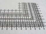 <b>[variable pattern-2] －blackwork(ﾌﾞﾗｯｸﾜｰｸ)の刺しゅう作品－]</b><br>
前の作品[variable pattern-1]のﾊﾟﾀｰﾝを変化させたﾃﾞｻﾞｲﾝ。前作はﾊﾞｯｸｽﾃｯﾁで刺しましたが、こちらはﾀﾞﾌﾞﾙﾗﾝﾆﾝｸﾞｽﾃｯﾁ(別名:ﾎﾙﾍﾞｲﾝｽﾃｯﾁ)で裏表同一に刺してみました。ﾗﾝﾆﾝｸﾞｽﾃｯﾁの縫い目はﾊﾞｯｸｽﾃｯﾁよりも歪みやすく、平面的なので、前作とは雰囲気が異なります。