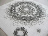<b>[variable pattern-2] －blackwork(ﾌﾞﾗｯｸﾜｰｸ)の刺しゅう作品－]</b><br>
ｳﾞｫｰｸﾞ学園のﾚｯｽﾝ用ﾃﾞｻﾞｲﾝ。ﾀﾞﾌﾞﾙﾗﾝﾆﾝｸﾞｽﾃｯﾁの基礎と応用を学んだ後の継続受講者向けにﾃﾞｻﾞｲﾝしました。このﾃﾞｻﾞｲﾝに使っている形は1種類のみ。それを反転・拡大して重ねています。重ねることで複雑で繊細な模様を楽しむことができます。