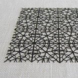 <b>[Islamic pattern-1] －blackwork(ﾌﾞﾗｯｸﾜｰｸ)の刺しゅう作品－</b><br>ｲｽﾗﾑ模様を再現しました。布目に刺すｶｳﾝﾄｽﾃｯﾁでは、描ける角度が限られ正確に再現することはできないので、糸の重なりでそれっぽく見えるように工夫しています。